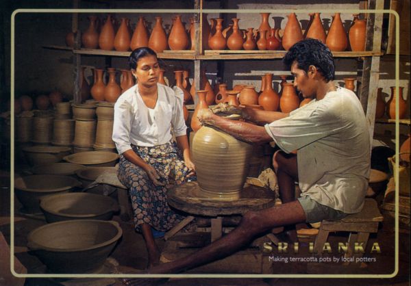 Изготовление керамической посуды в Шри-Ланке.  Открытка из коллекции  Лимарева В.Н.