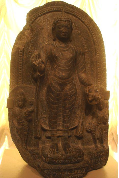 Будда в сопровождении Падмапани и Майтрейи. Бенгалия.  Пала. 10 век  Эрмитаж. Фото Лимарева В.Н. 