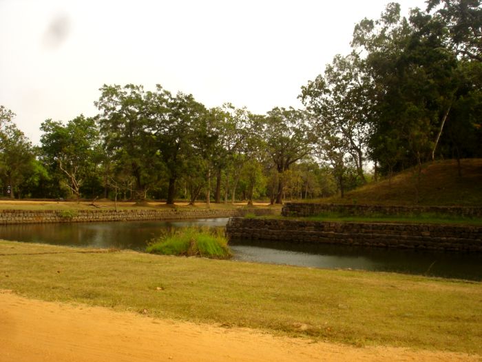 Каналы 1 века в   Анурадхапуре. Шри-Ланка. Фото Лимарева В.Н.