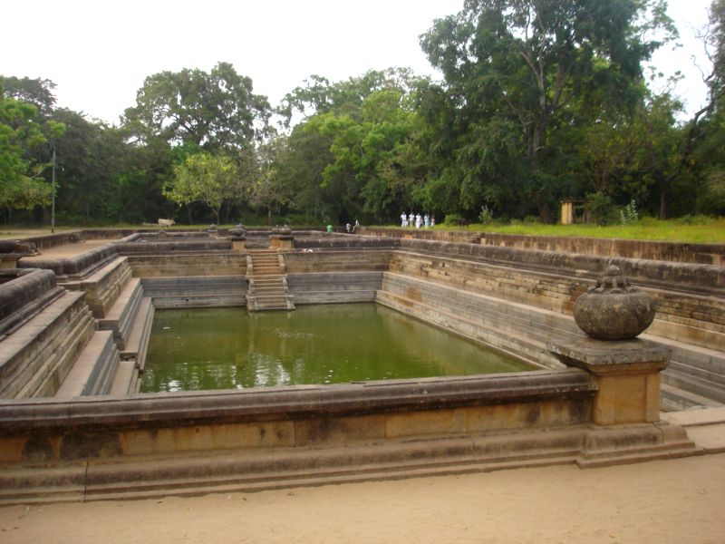 Бассейн 1 века до н.э. в Анурадхапуре. Шри-Ланка. Фото Лимарева В.Н.
