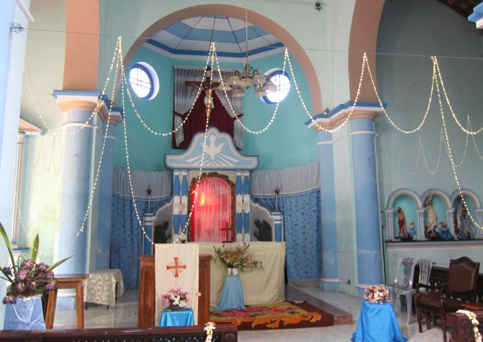 Алтарь католического храма в районе города Чилав. Шри-Ланка. (Фото Лимарева В.Н.)