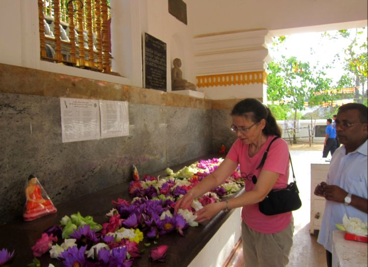 Ритуал преподношения цветов священому дереву Бо (за решеткой) в городе Анурадхапура. Шри Ланка.  Фото Лимарева В.Н