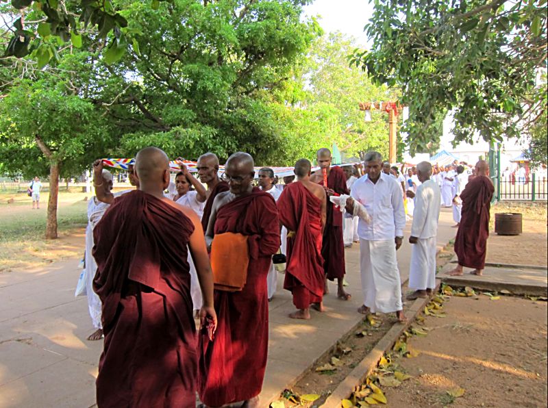 Ритуальное шествие буддийских паломников с более чем 300 метровым буддийским флагом для опоясывания им пирамиды  в городе Анурадхапура.  Шри  Ланка.  Фото Лимарева В.Н.