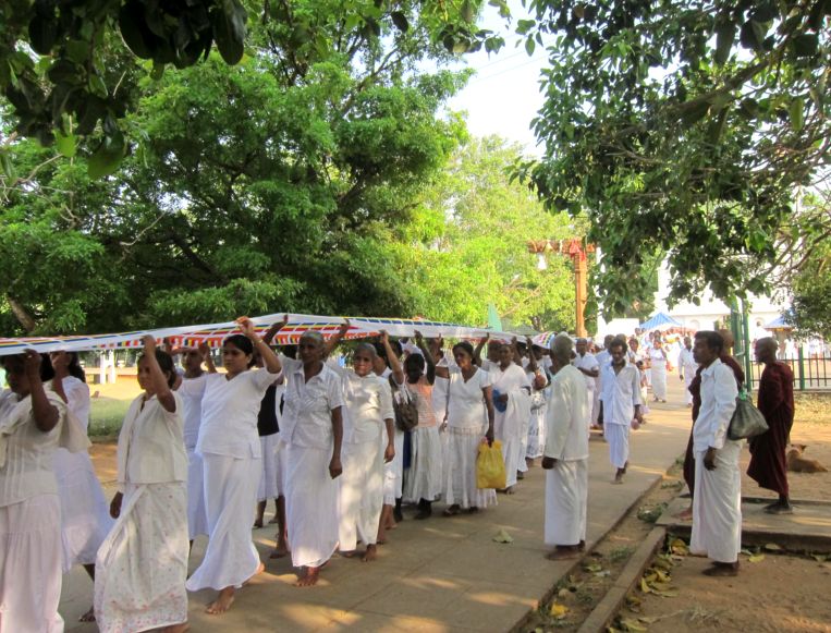 Шествие буддийским флагом в Анурадхапуре. Шри-Ланка. (Фото Лимарева В.Н.)