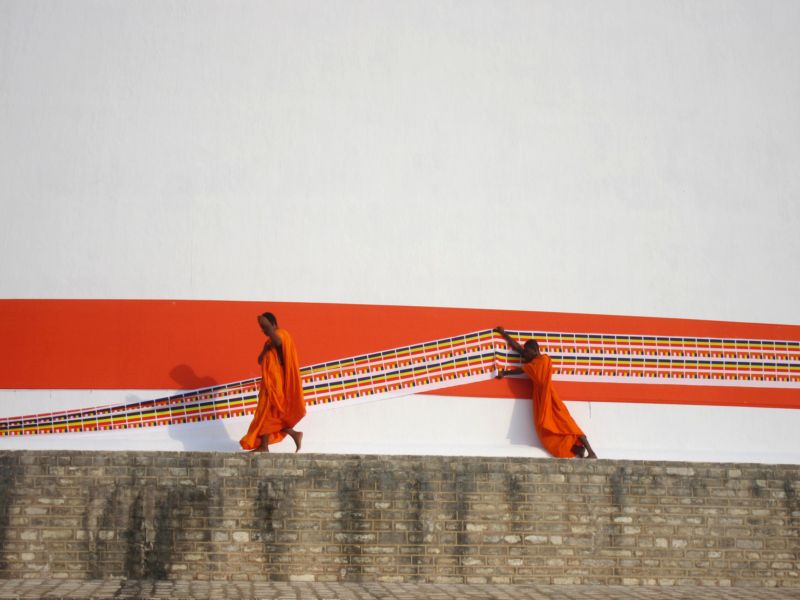 Обрамление буддийским флагом ступу в Анурадхапуре. Шри-Ланка. (Фото Лимарева В.Н.)