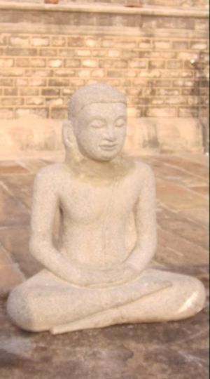 Медетирующий Будда. Одна из древних скультур в городе Анурадхапура. Фото Лимарева В.Н.