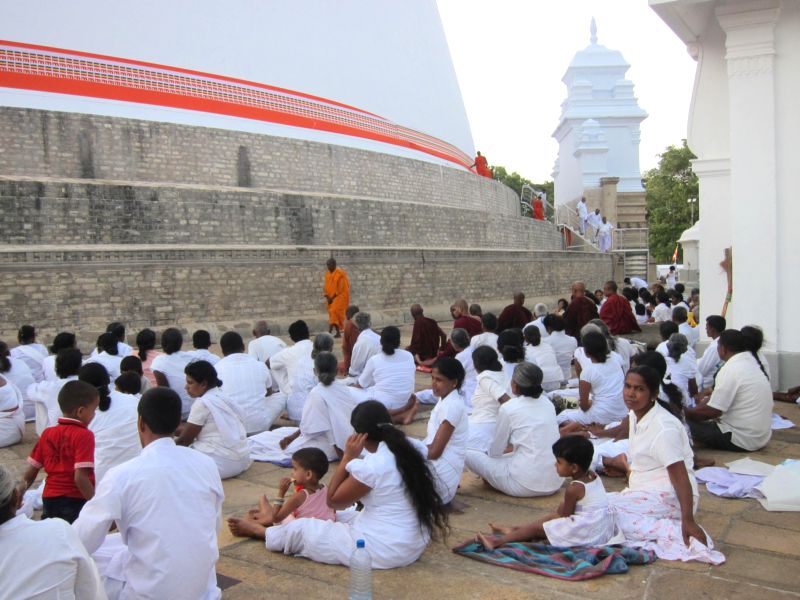 Медитация у ступы в Анурадхапуре. Шри-Ланка. (Фото Лимарева В.Н.)