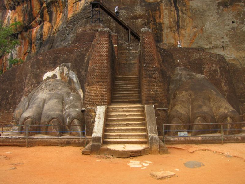 Лапы льва.(Вход на цитадель Сигирии). Сигирия. Шри-Ланка.  Фото Лимарева В.Н. 