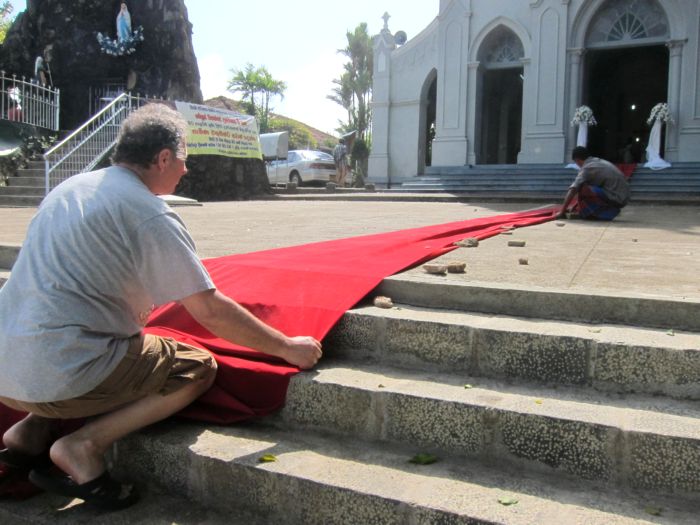 У выхода из католического храма в г. Калутара, где происходит венчание. Лимарев В.Н. помогает устанавливать дорожку. Шри-Ланка. (Фото Лимаревой Елены)