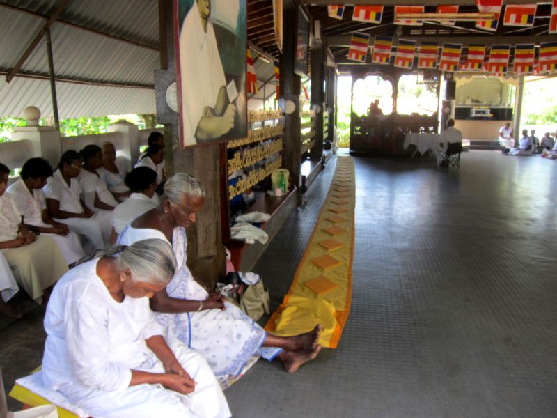 Коллективная медитация в буддийском храме. Шри-Ланка. (Фото Лимарева В.Н.)