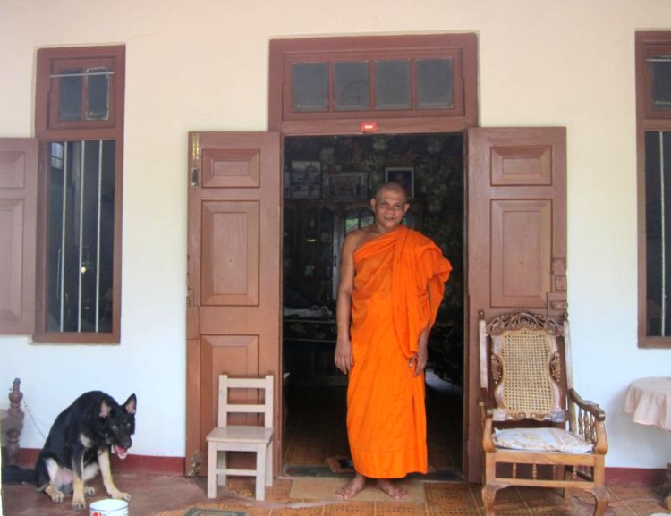Настоятель сельского буддийского храма у своего дома.  Шри-Ланка. Фото  Лимарева В.Н.