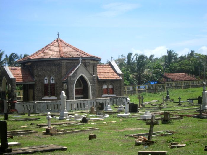 Храм на христианском кладбище.  В районе города Галле.   Шри-Ланка. (Фото Лимарева В.Н.)